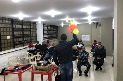 Com o objetivo de formar árbitros e árbitras para atuarem em competições infantis e amadoras, a Prefeitura de Porto Alegre, abriu 50 vagas para o curso de Arbitragem Comunitária de Futebol. Organizada pela Secretaria Municipal de Esporte, Lazer e Juventude (Smelj), a iniciativa é totalmente gratuita e terá duração de 40 horas, distribuídas em 13 aulas. <!-- NICAID(15442281) -->