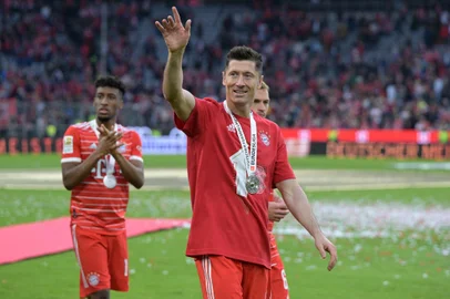 Bayern Munich's Polish forward Robert Lewandowski (C) greets the fans after the German first division Bundesliga football match between FC Bayern Munich and VfB Stuttgart in Munich, southern Germany on May 8, 2022. (Photo by KERSTIN JOENSSON / AFP) / DFL REGULATIONS PROHIBIT ANY USE OF PHOTOGRAPHS AS IMAGE SEQUENCES AND/OR QUASI-VIDEOEditoria: SPOLocal: MunichIndexador: KERSTIN JOENSSONSecao: soccerFonte: AFPFotógrafo: STR<!-- NICAID(15095868) -->