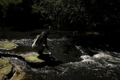 Portao, RS, Brasil, 03-04-2023: A estagiaria Emili de Oliveira, 16 anos, durante monitoramento da qualidade da agua do arroio Portao, como parte de projeto Observando os Rios - SOS Mata Atlantica. Foto: Mateus Bruxel / Agencia RBSIndexador: Andre Avila<!-- NICAID(15393099) -->