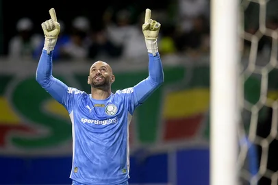 LIBERTADORES CUP 2025, PALMEIRAS x RIVER PLATESP - SAO PAULO - 09/24/2025 - 2025 LIBERTADORES CUP, PALMEIRAS x RIVER PLATE - Weverton, Palmeiras player, celebrates his goal during the match against River Plate at the Arena Allianz Parque stadium for the 2025 Libertadores Cup championship. Photo: Alan Morici/AGIF (Photo by Alan Morici / AGIF via AFP)Local: Sao PauloIndexador: ALAN MORICIFonte: AGIFFotógrafo: OTHER<!-- NICAID(16203550) -->