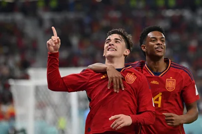 Spain's midfielder #09 Gavi (L) celebrates scoring his team's fifth goal during the Qatar 2022 World Cup Group E football match between Spain and Costa Rica at the Al-Thumama Stadium in Doha on November 23, 2022. (Photo by Glyn KIRK / AFP)Editoria: SPOLocal: DohaIndexador: GLYN KIRKSecao: soccerFonte: AFPFotógrafo: STR<!-- NICAID(15273898) -->