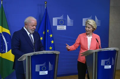 President of the European Commission Ursula von der Leyen (R)gestures towards Brazil's President Luiz Inacio Lula da Silva (L) during the EU- CELAC (Community of Latin American and Carribean States (CELAC) Summit in Brussels on July 17, 2023. (Photo by Jean-Christophe VERHAEGEN / AFP)<!-- NICAID(15484332) -->