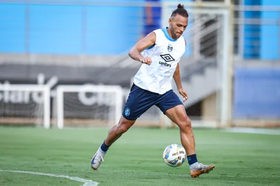PORTO ALEGRE, RS, BRASIL, 06-02-2025: O atacante Martin Braithwaite participa de treino do Grêmio no CT Luiz Carvalho. (Foto: Lucas Uebel/Grêmio/Divulgação) <!-- NICAID(15971779) -->