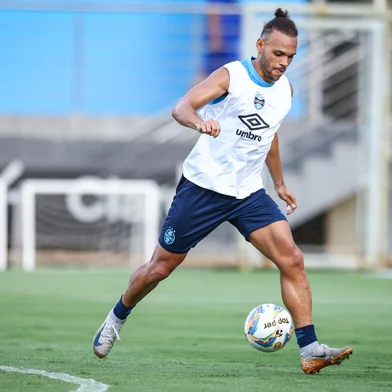 PORTO ALEGRE, RS, BRASIL, 06-02-2025: O atacante Martin Braithwaite participa de treino do Grêmio no CT Luiz Carvalho. (Foto: Lucas Uebel/Grêmio/Divulgação) <!-- NICAID(15971779) -->