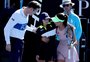 Boleira desmaia com calor no Australian Open e tenista interrompe jogo
