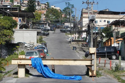 POLÍCIA CIVIL FAZ OPERAÇÃO PARA DESARTICULAR FACÇÃO CRIMINOSA EM REALENGO NESTA TERÇA-FEIRA(24).RJ - OPERAÇAO POLICIAL/RIO DE JANEIRO/REALENGO  - GERAL - A Polícia Civil faz, realizou  nesta terça-feira (24), uma operação nas comunidades Jardim Novo, em Realengo, na Zona Oeste do Rio de Janeiro. 24/05/2022 - Foto: REGINALDO PIMENTA/AGÊNCIA O DIA/AGÊNCIA O DIA/ESTADÃO CONTEÚDOEditoria: GERALLocal: RIO DE JANEIROIndexador: REGINALDO PIMENTAFonte: Agência O DiaFotógrafo: AGÊNCIA O DIA<!-- NICAID(15105355) -->