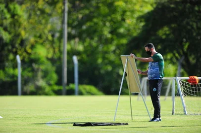 CAXIAS DO SUL, RS, BRASIL, 10/01/2021. Treino do Juventude - Reapresentação do Ju para a temporada 2021. Técnico Marquinhos Santos comandou o primeiro treino no CFAC. Na foto, técnico Marquinhos Santos. (Porthus Junior/Agência RBS)<!-- NICAID(14711645) -->