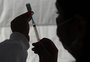 Vacinados com três doses têm mais proteção contra a variante Ômicron do coronavírus, indica estudo brasileiro