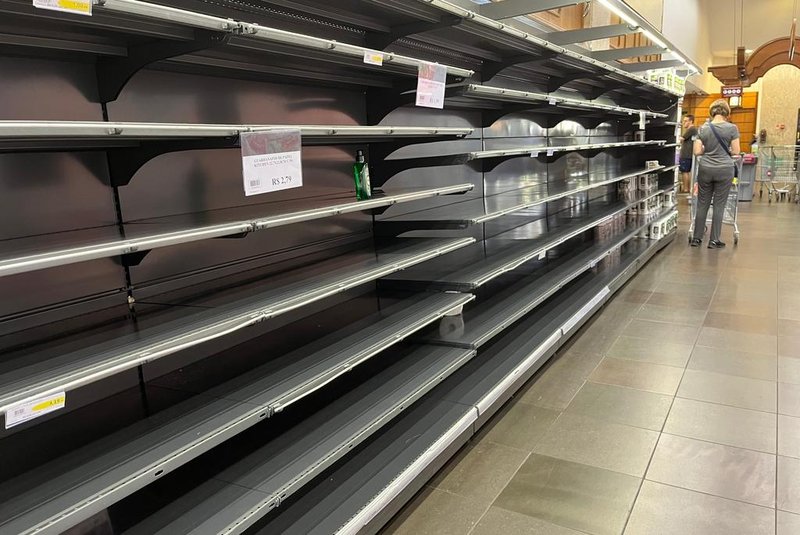 Supermercados ainda têm falta de produtos em Porto Alegre. Falta de água acelera corrida por água mineral nas distribuidoras.<!-- NICAID(15756471) -->