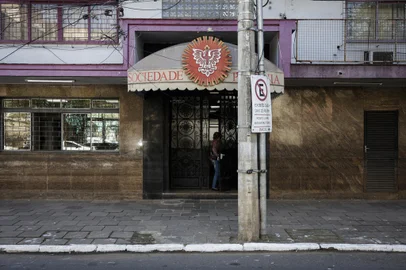 Porto Alegre, RS, Brasil, 24-07-2024: A proprietaria do restaurante Polonus, Rejane Barcellos, e a conselheira Lilian Kielbowicz, na Sociedade Polonia, no bairro Sao Geraldo. A instituicao promove reformas depois de destruicao causada pela enchente em maio. Foto: Mateus Bruxel / Agencia RBSIndexador: MATEUS BRUXEL<!-- NICAID(15821630) -->