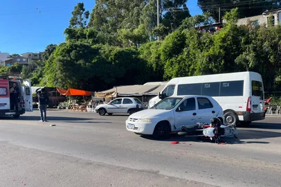 Homem fica ferido após acidente entre carro e moto na Rota do Sol, em Caxias do Sul. Acidente aconteceu na manhã desta terça-feira no km 147 da RS-453.<!-- NICAID(16198660) -->