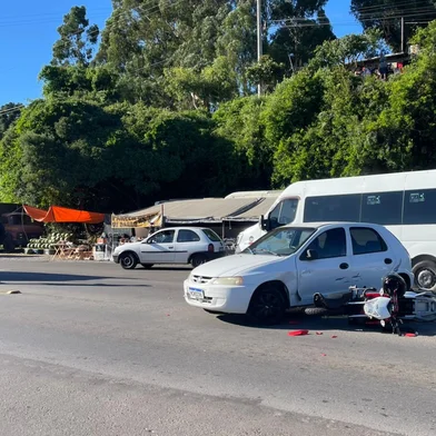 Homem fica ferido após acidente entre carro e moto na Rota do Sol, em Caxias do Sul. Acidente aconteceu na manhã desta terça-feira no km 147 da RS-453.<!-- NICAID(16198660) -->