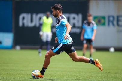 Treino GremioRS - FUTEBOL/ TREINO GREMIO 2023 - ESPORTES - Jogadores do Gremio realizam treino tÃ©cnico durante a manha desta sexta-feira, no CT Luiz Carvalho, na preparaÃ§Ã£o para a partida valida pelo Campeonato Brasileiro 2023. FOTO: LUCAS UEBEL/GREMIO FBPA. PepêEditoria: SPOLocal: Porto AlegreIndexador: Lucas UebelSecao: futebolFonte: Gremio.netFotógrafo: Treino Gremio<!-- NICAID(15603456) -->