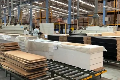 Maria Fernanda Chaves / RBS TV Três meses após tarifaço dos EUA, exportações de móveis de Bento caem 23% e setor busca novos mercados. Com queda de quase 50% nos embarques aos Estados Unidos no último trimestre, empresas do polo moveleiro apostam em Argentina e Uruguai para manter o ritmo de produção.<!-- NICAID(16164162) -->