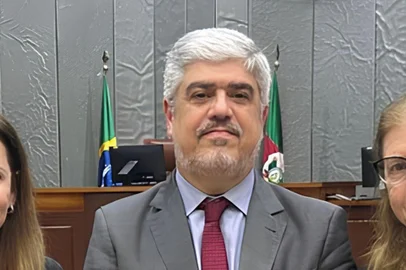 Nesta quinta-feira, 22 de agosto, foi realizada no Plenário do TRE, reunião com partidos políticos e emissoras de rádio e TV, no intuito de organizar o plano de mídia (distribuição do tempo de propaganda eleitoral gratuita) de prefeitos e vereadores, referente às eleições deste ano.<!-- NICAID(15902416) -->