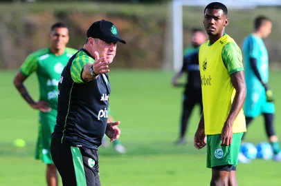 CAXIAS DO SUL, RS, BRASIL, 10/04/2023. Treino do Juventude no Centro de Formação de Atletas e Cidadãos (Cfac). O Ju se prepara para a estreia na Série B do Campeonato Brasileiro 2023. Na foto, técnico Pintado (E) e zagueiro Abner (D). (Porthus Junior/Agência RBS)Indexador:                                 <!-- NICAID(15399152) -->