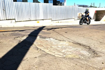 Buracos na rua Princesa Isabel, no bairro Petrópolis<!-- NICAID(16209266) -->