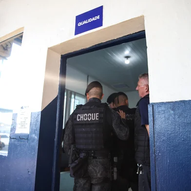 TAQUARA, RS, BRASIL - 11/12/2024 - Operação Leite Compensado prende 4 pessoas suspeitas de adulteração no leite. Ministério público e agentes da FEPAM realizam operação na sede da empresa Dielat, em Taquara. Fotos: Duda Fortes/Agencia RBS<!-- NICAID(15933315) -->