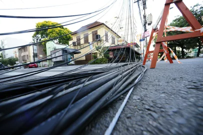 PORTO ALEGRE,RS,BRASIL.2021,02,19.Furtos de cabos ao longo da AV.Venâncio Aires,deixa moradoressem energia, e sem internet,operarios fazem reparos para recolocação dos cabos,enquanto as ruas estão interditadas,prejuizo da empresa fica em torno de um milhão de reais.(RONALDO BERNARDI/AGENCIA RBS).<!-- NICAID(14718051) -->