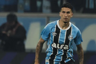 PORTO ALEGRE, RS, BRASIL, 12-06-2025: Grêmio recebe Corinthians pela 12ª rodada do Campeonato Brasileiro 2025, na Arena Porto-Alegrense. O tricolor vem de duas vitórias seguidas no campeonato e busca manter o bom momento na véspera da parada para o Mundial de Clubes. Villasanti, Cristaldo, Dodi. Foto: Renan Mattos/Agência RBS<!-- NICAID(16058583) -->