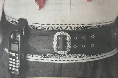 Propaganda em Zero Hora em 20 de setembro de 1999Celular na cintura<!-- NICAID(15863303) -->