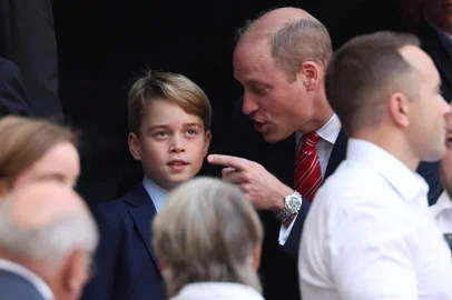 Patron of the Welsh Rugby Union Britain's Prince William, Prince of Wales (CR) talks with his son Prince George of Wales (CL) during the France 2023 Rugby World Cup quarter-final match between Wales and Argentina at the Stade Velodrome in Marseille, south-eastern France, on October 14, 2023. (Photo by Pascal GUYOT / AFP)Editoria: SPOLocal: MarseilleIndexador: PASCAL GUYOTSecao: rugby unionFonte: AFPFotógrafo: STF<!-- NICAID(15569759) -->