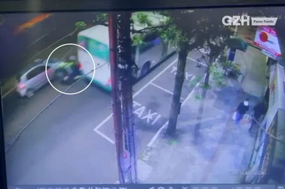 Vídeo mostra trajeto de motoboy que morreu atropelado na Avenida Brasil em Passo Fundo<!-- NICAID(16060438) -->