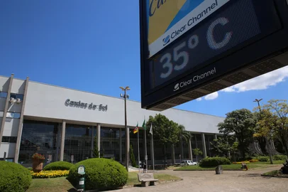 CAXIAS DO SUL, RS, BRASIL, 10/02/2025. Ambiental de clima. Termômetro digital, localizado no Largo da Prefeitura,  marcando 35°C. Segunda de calor, em Caxias do Sul. (Porthus Junior/Agência RBS)<!-- NICAID(15973060) -->