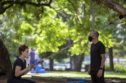 PORTO ALEGRE, RS, BRASIL - Personal ao ar livre em tempos de isolamento social devido a pandemia do Covid-19. Na foto o Personal Mateus Tessari e sua aluna Bruna Pontalti.Indexador: Jefferson Botega<!-- NICAID(14751222) -->