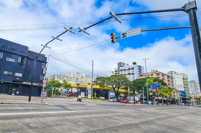 Radar que multa quem passa o sinal vermelho instalado na avenida Farrapos, em Porto Alegre. Foto: EPTC/PMPA/Divulgação<!-- NICAID(16312951) -->