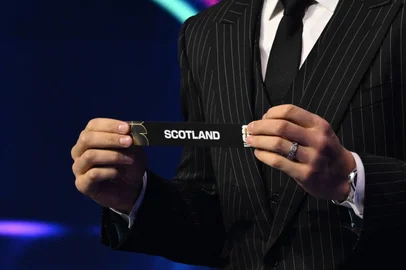 US Draw assistant Aaron Judge shows the card reading Scotland during the draw for the 2026 FIFA Football World Cup taking place in the US, Canada and Mexico, at the Kennedy Center, in Washington, DC, on December 5, 2025. (Photo by Mandel NGAN / POOL / AFP)<!-- NICAID(16181440) -->