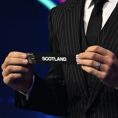 US Draw assistant Aaron Judge shows the card reading Scotland during the draw for the 2026 FIFA Football World Cup taking place in the US, Canada and Mexico, at the Kennedy Center, in Washington, DC, on December 5, 2025. (Photo by Mandel NGAN / POOL / AFP)<!-- NICAID(16181440) -->