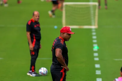 PORTO ALEGRE, RS, BRASIL, 12-03-2025: O técnico Roger Machado e o preparador físico Paulo Paixão (acima) observam treino do Inter no CT Parque Gigante. (Foto: Ricardo Duarte/Inter/Divulgação) <!-- NICAID(15998217) -->