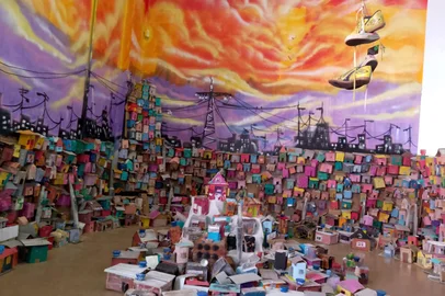 Fluência Casa Hip Hop recebe exposição produzida por adolescentes de periferias de Caxias do SulA Fluência Casa de Hip Hop promove, no próximo sábado (19), das 14h às 18h, uma exposição coletiva que materializa seis meses de produção artesanal realizada por jovens de zonas periféricas de Caxias do Sul. Neste período, 40 pré-adolescentes, com idades entre 12 e 14 anos, foram encorajados a recriar em maquetes os próprios bairros onde vivem, representando as quatro zonas da cidade: Norte, Sul, Leste e Oeste. O trabalho foi desenvolvido em oficinas criativas quinzenais realizadas no Centro de Cultura Ordovás, integrando o Projeto FaveLados, e o resultado será exibido ao público no evento com entrada gratuita.<!-- NICAID(16082564) -->