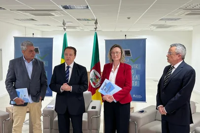 Visita dos candidatos de Porto Alegre ao TRE. Na foto: Sebastião Melo (MDB), desembargador e presidente do TRE, Voltaire de Lima Moraes, Maria do Rosário (PT), e desembargador Mario Crespo Brum.<!-- NICAID(15888493) -->