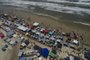 O sábado de sol forte, céu azul e 27°C ficou ainda mais quente na beira da praia de Atlântida com a instalação de churrasqueiras do 4º Paleta Atlântida, evento que reúne assadores e amantes de churrasco. Nesta edição, os organizadores reuniram 610 trios de assadores, e acreditam que isso possa tornar o encontro o maior churrasco do mundo. Foto: André Ávila/Agência RBS<!-- NICAID(14398608) -->