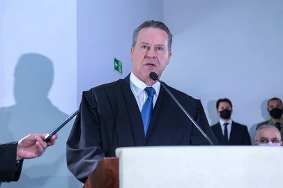 14.12.2021 - Posse dos conselheiros Alexandre Postal, Marco Antônio Lopes Peixoto e Iradir Pietroski como presidente, vice-presidente e 2º vice-presidente, respectivamente, no Tribunal de Contas do Estado (TCE)PORTO ALEGRE, RS, BRASIL, 14.12.2021 - Posse dos conselheiros Alexandre Postal, Marco Antônio Lopes Peixoto e Iradir Pietroski como presidente, vice-presidente e 2º vice-presidente, respectivamente, no Tribunal de Contas do Estado (TCE). Fotos: Gustavo Mansur/ Palácio Piratini