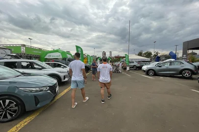 Segundo dia de Automóvel Show tem público intenso em busca de boas condições de compra<!-- NICAID(16001413) -->