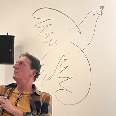 Durante o sarau Taruando o Verbo, sábado, na 41ª Feira do Livro de Caxias do Sul, o Amigo do Livro Ernani Carraro desenhou a pomba de Picasso a carvão, na Galeria Municipal de Arte Gerd Bornheim.Ele desenhou a pomba em alusão ao tema do saurau: voar.<!-- NICAID(16139572) -->