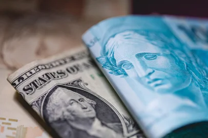 Dólar e real, moedas oficias do Estados Unidos e Brasil<!-- NICAID(15422459) -->