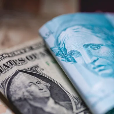 Dólar e real, moedas oficias do Estados Unidos e Brasil<!-- NICAID(15422459) -->