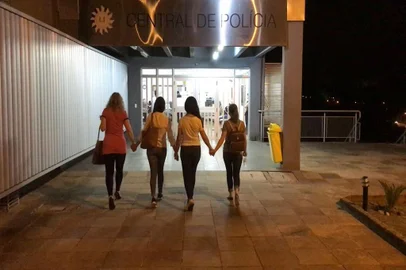 Mulheres denunciam motociclista por passar a mão no corpo delas enquanto pedalavam nas ruas de Caxias. Fernanda Vaccari, 44 anos, uma depiladora de 40 e uma farmacêutica esteta, de 39 anos, que preferem não se identificar, dividem a paixão por pedalar em Caxias do Sul. A prática do esporte ao ar livre, nas ruas da cidade, no entanto, não é apenas o que as une. As três passaram por momentos de constrangimento, medo e podiam ter se machucado depois que um motociclista tocou o corpo delas enquanto pedalavam. Os episódios ocorreram em momentos diferentes e uniram as três que, não se conheciam, mas decidiram procurar juntas a Polícia Civil na noite de quinta-feira (4) para registrar ocorrência por importunação sexual. Ainda não se sabe se é o mesmo homem, mas nós três episódios, o agressor estava em uma moto preta e pela descrição delas trabalha como motoboy. Elas foram acompanhadas pela técnica em enfermagem Maevi Vanazzi, 27. Ela também foi tocada por um motociclista no trajeto entre a casa dela e o trabalho. Ela caminhava e o homem estava em uma moto azul.<!-- NICAID(14933494) -->