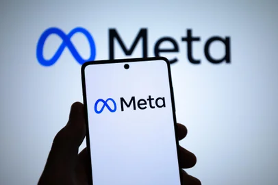 Londres, Reino Unido - 07 de maio de 2022: Um homem segura um smartphone com o logotipo Meta em frente a um display com o logotipo Meta. Foto: Janis Abolins / stock.adobe.comIndexador: JANIS ABOLINSFonte: 503202615<!-- NICAID(15803313) -->
