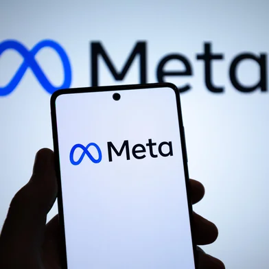 Londres, Reino Unido - 07 de maio de 2022: Um homem segura um smartphone com o logotipo Meta em frente a um display com o logotipo Meta. Foto: Janis Abolins / stock.adobe.comIndexador: JANIS ABOLINSFonte: 503202615<!-- NICAID(15803313) -->