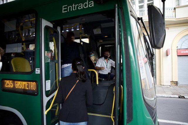PORTO ALEGRE, RS, BRASIL, 15/03/2022 - Um mês depois, como estão os ônibus que circualm sem cobrador em Porto Alegre. Foto: Jefferson Botega / Agencia RBSIndexador: Jeff Botega<!-- NICAID(15041376) -->