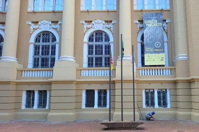 Juliana Bublitz / Agencia RBS Revitalização da pintura do Margs, onde antes havia marcas da enchente.<!-- NICAID(16204551) -->