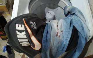 Roupas apreendidas na casa de suspeito de matar técnico em enfermagem haitiano em Viamão<!-- NICAID(15615127) -->