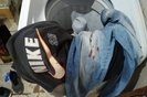 Roupas apreendidas na casa de suspeito de matar técnico em enfermagem haitiano em Viamão<!-- NICAID(15615127) -->