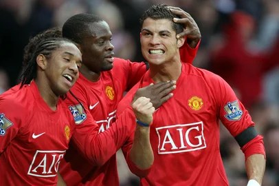 Cristiano Ronaldo (R) of Manchester United celebrates scoring with Louis Saha (C) and Anderson during the Premier league football match against Blackburn Rovers at Old Trafford, Manchester , north-west England, 11 November 2007. AFP PHOTO/ANDREW YATES  Mobile and website use of domestic English football pictures are subject to obtaining a Photographic End User Licence from Football DataCo Ltd Tel : +44 (0) 207 864 9121 or e-mail accreditations@football-dataco.com - applies to Premier and Football League matches. (Photo by ANDREW YATES / AFP)Editoria: SPOLocal: ManchesterIndexador: ANDREW YATESSecao: soccerFonte: AFP<!-- NICAID(16000396) -->