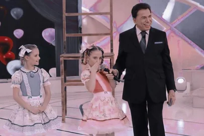 As irmãs caxienses Laryssa Munari e Rayssa Munari tinham apenas 10 anos quando tiveram uma oportunidade que muitos brasileiros gostariam de ter: conheceram o apresentador Silvio Santos, que morreu neste sábado (17), aos 93 anos. As gêmeas participaram do Programa Silvio Santos, no SBT, em 2015. Acompanhadas pela mãe, Greice Munari, a dupla esteve em São Paulo na ocasião para apresentar uma coreografia de Margô Brusa no quadro Talento Infantil, no programa de Silvio.<!-- NICAID(15843260) -->